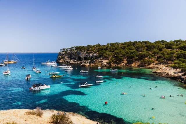 Portal Vells Beach & Cave Van Tour with Snorkel Gear